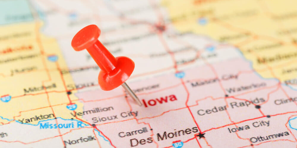 Red clerical needle on a map of USA, Iowa and the capital Des Moines. Close up map of Iowa with red tack, United States map pin USA